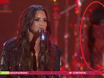 Xuất hiện 'vật thể lạ' bay lơ lửng ngay khi Demi Lovato đang biểu diễn!