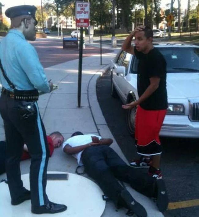 Họ đã làm gì có lỗi vậy, anh cảnh sát ơi?