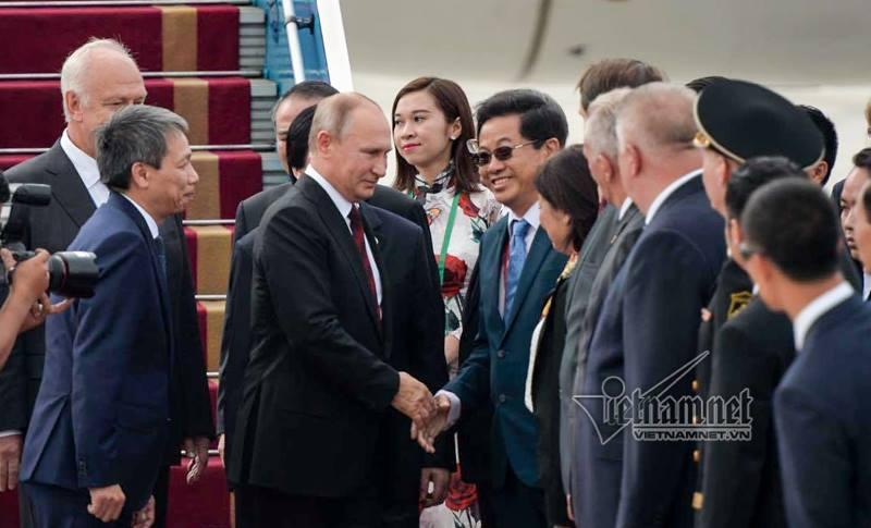 Sáng ngày 10/11, chuyên cơ chở Tổng thống Nga Vladimir Putin cũng tới Việt Nam tham dự Tuần lễ cấp cao APEC đã đáp xuống sân bay Đà Nẵng. Bộ trưởng GD-ĐT Phùng Xuân Nhạ và Bí thư Thành ủy Đà Nẵng Trương Quang Nghĩa ra sân bay đón đoàn đại biểu Nga.