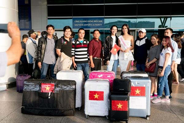 Nguyễn Thị Loan mang theo hơn 200 kg hành lý lên đường dự thi Miss Universe 2017-8