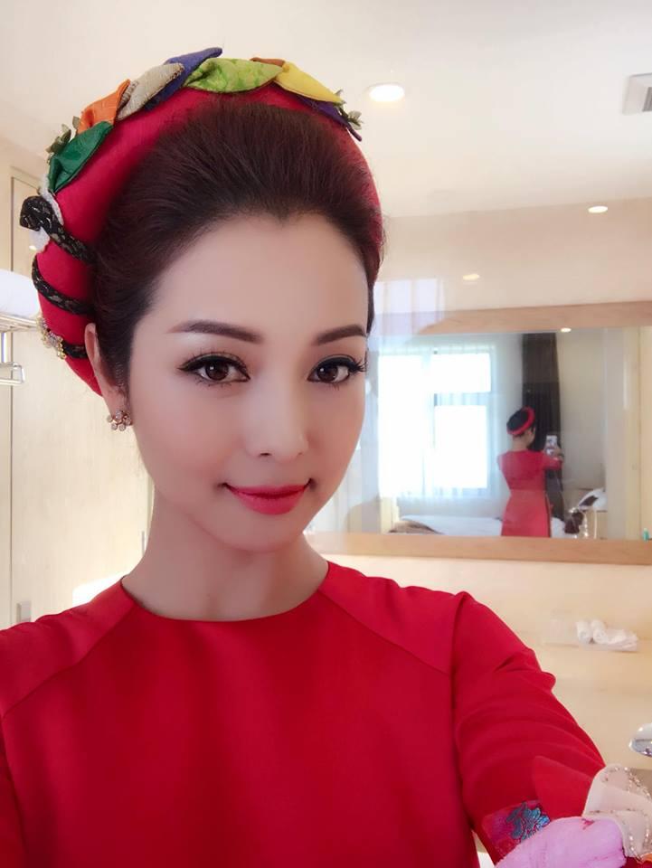 Tin sao Việt 10/11: Lâm Khánh Chi trước thời khắc mặc váy cô dâu vào thánh đường-4