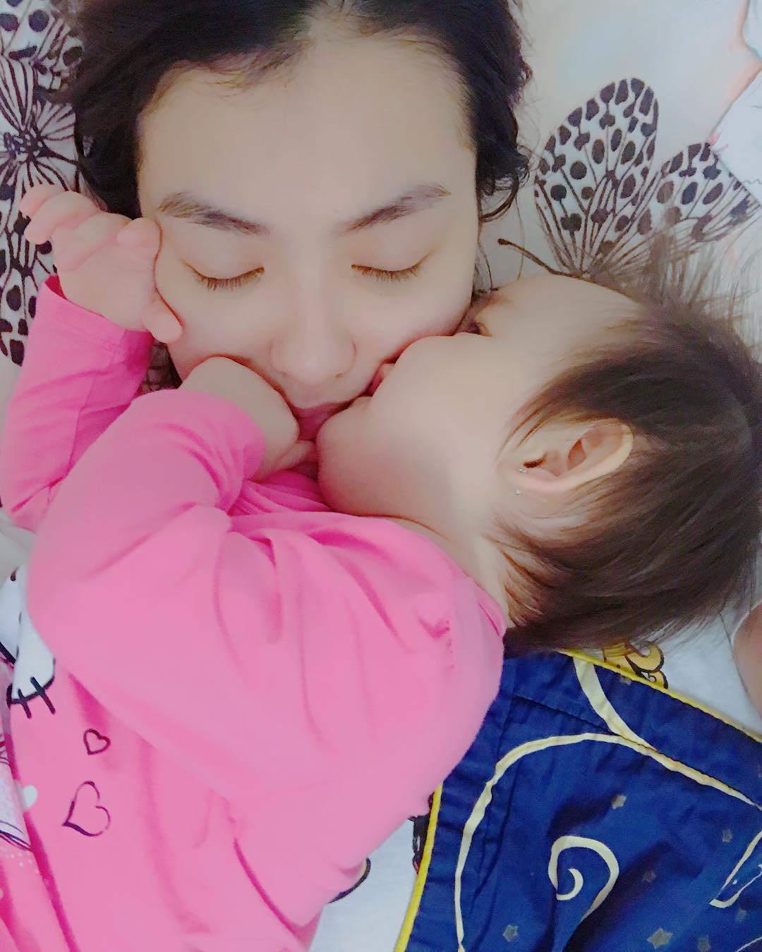 Tin sao Việt 10/11: Lâm Khánh Chi trước thời khắc mặc váy cô dâu vào thánh đường-8