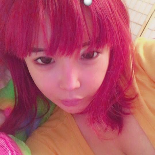 Cố nhuộm lại tóc đỏ như thời đỉnh cao nhan sắc nhưng Park Bom vẫn bị chê vì khuôn mặt biến dạng-1