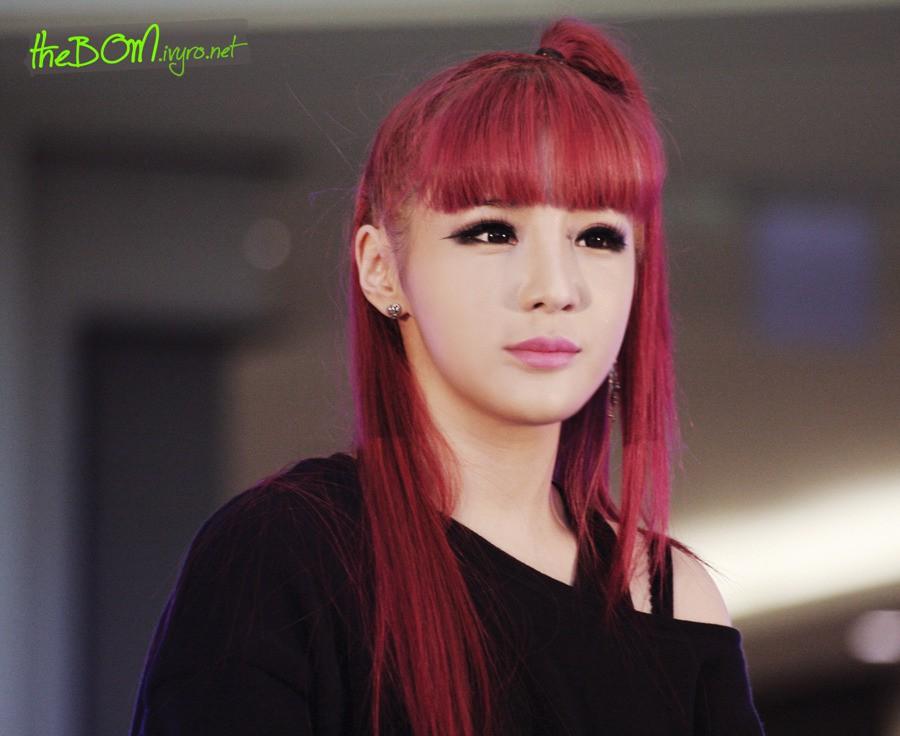 Cố nhuộm lại tóc đỏ như thời đỉnh cao nhan sắc nhưng Park Bom vẫn bị chê vì khuôn mặt biến dạng-2