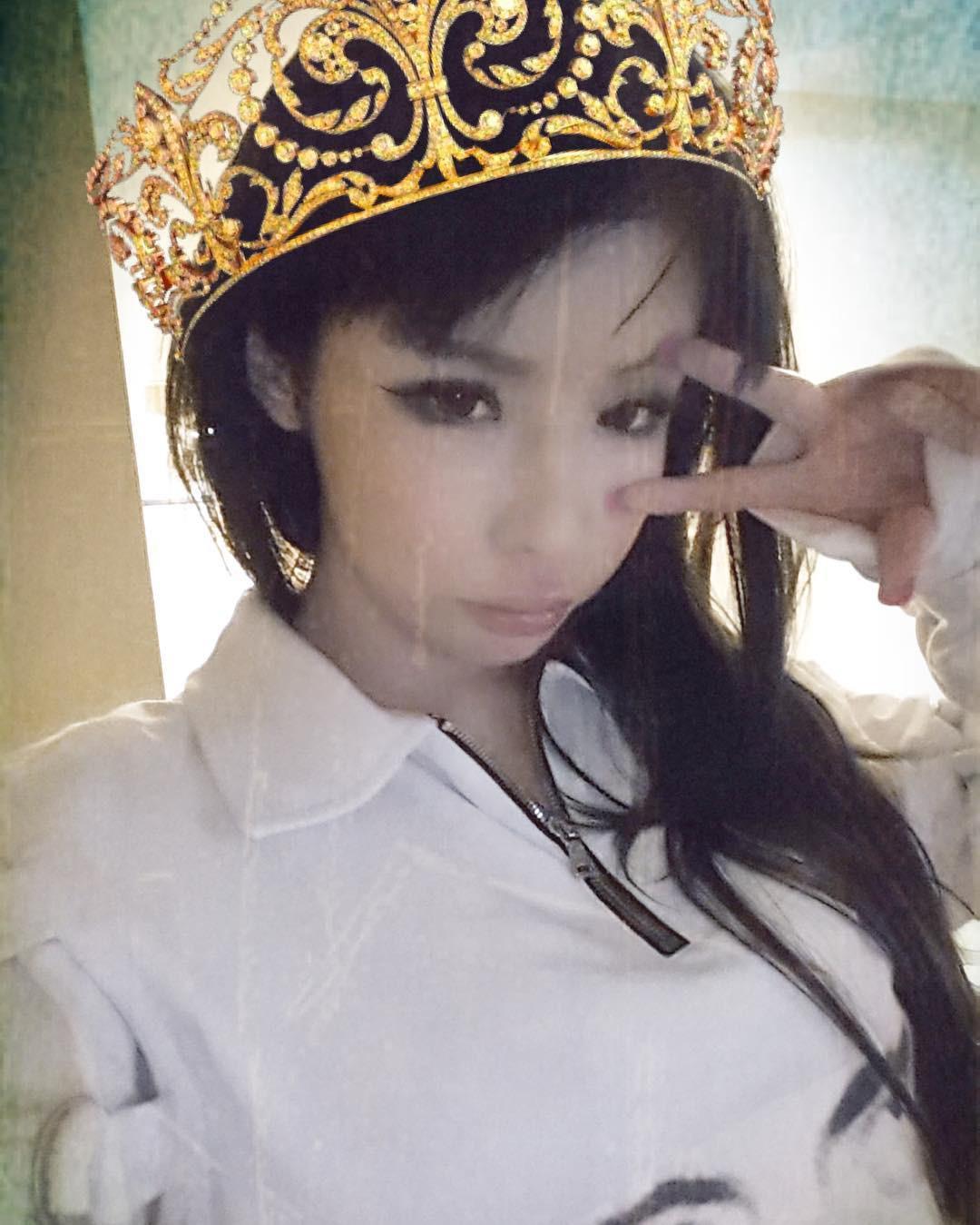 Cố nhuộm lại tóc đỏ như thời đỉnh cao nhan sắc nhưng Park Bom vẫn bị chê vì khuôn mặt biến dạng-5