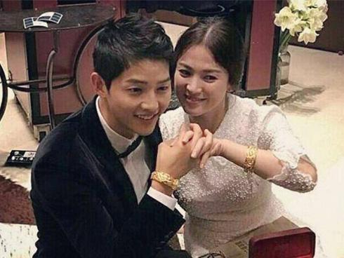 Tìm ra nhân vật quyền lực tặng đôi vòng vàng long phượng làm quà cưới cho Song Song