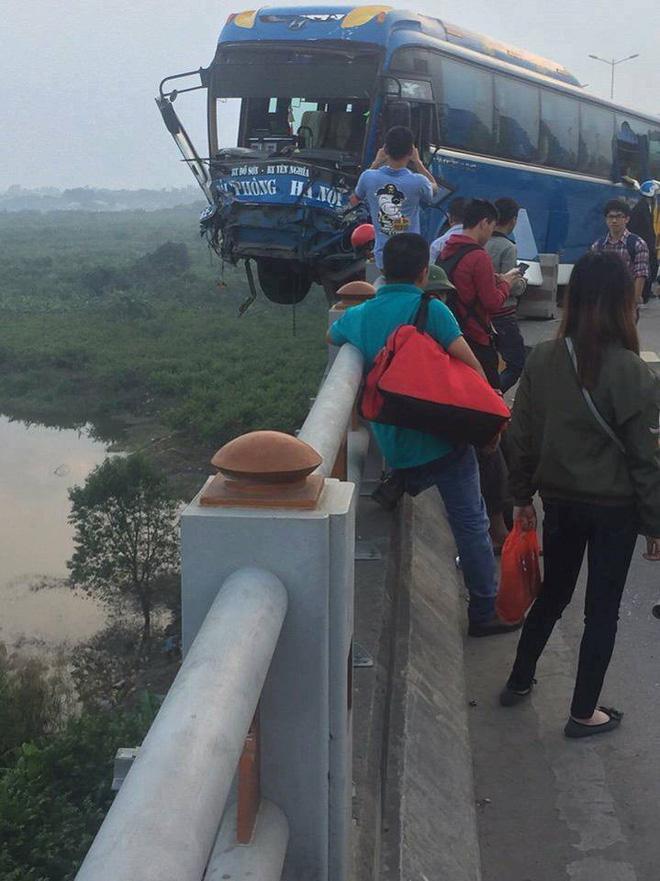 Clip hiện trường vụ tai nạn khiến xe khách suýt nữa lao xuống sông Hồng trên cầu Thanh Trì-1