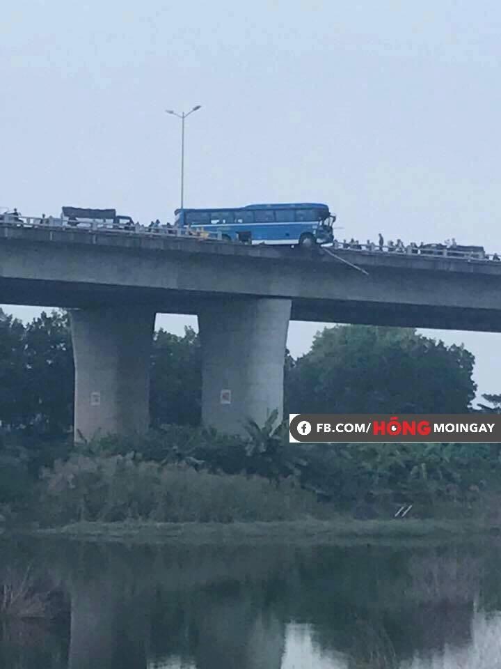 Clip hiện trường vụ tai nạn khiến xe khách suýt nữa lao xuống sông Hồng trên cầu Thanh Trì-3