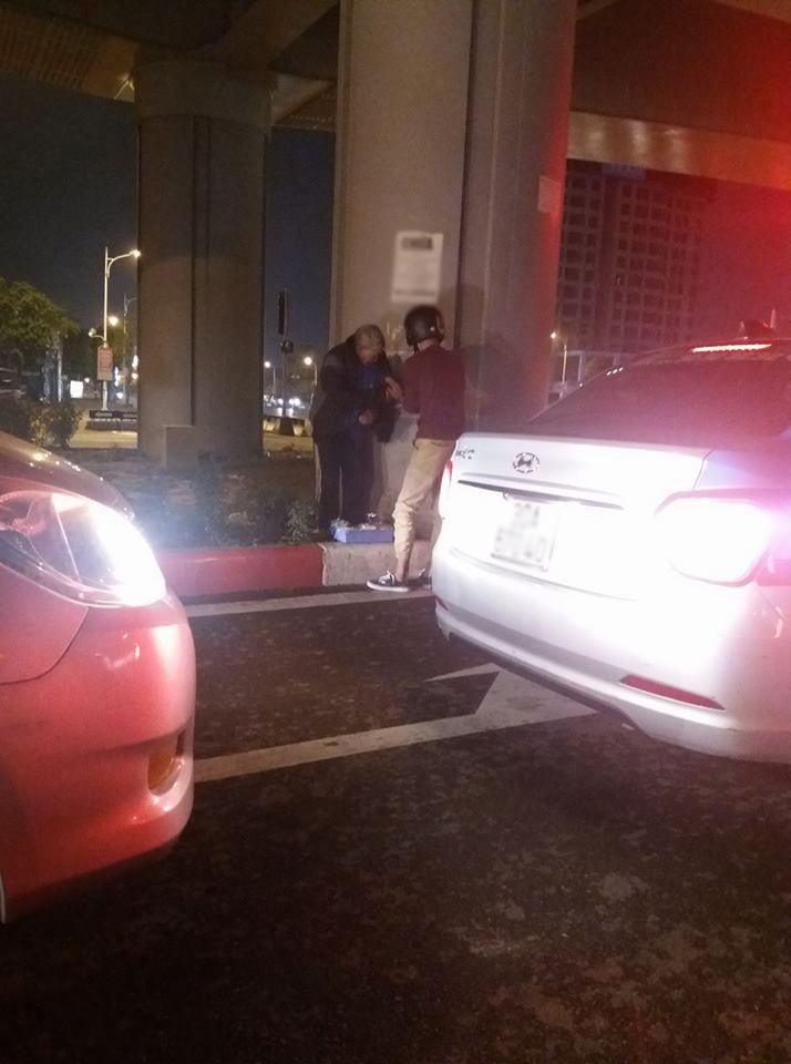 Giữa trời Hà Nội mưa rét, chàng trai trẻ nhường áo khoác cho cụ ông ngồi bên đường-2