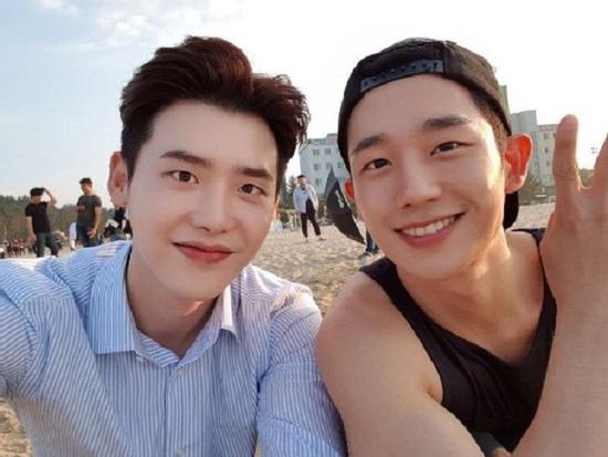 'Khi nàng say giấc': Quên Suzy đi, Lee Jong Suk và Jung Hae In mới là cặp đôi được yêu mến nhất