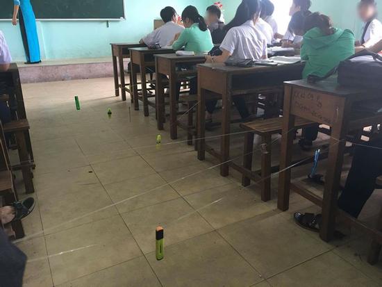 Màn giăng dây như ma trận để cô giáo không thể đi xuống kiểm tra vở của HS cấp 3