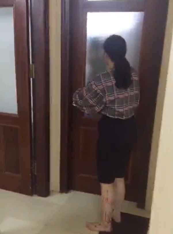 Hà Nội: Phát hiện gái lạ trốn trong tủ, chồng cố thủ, vợ livestream yêu cầu ly hôn-2
