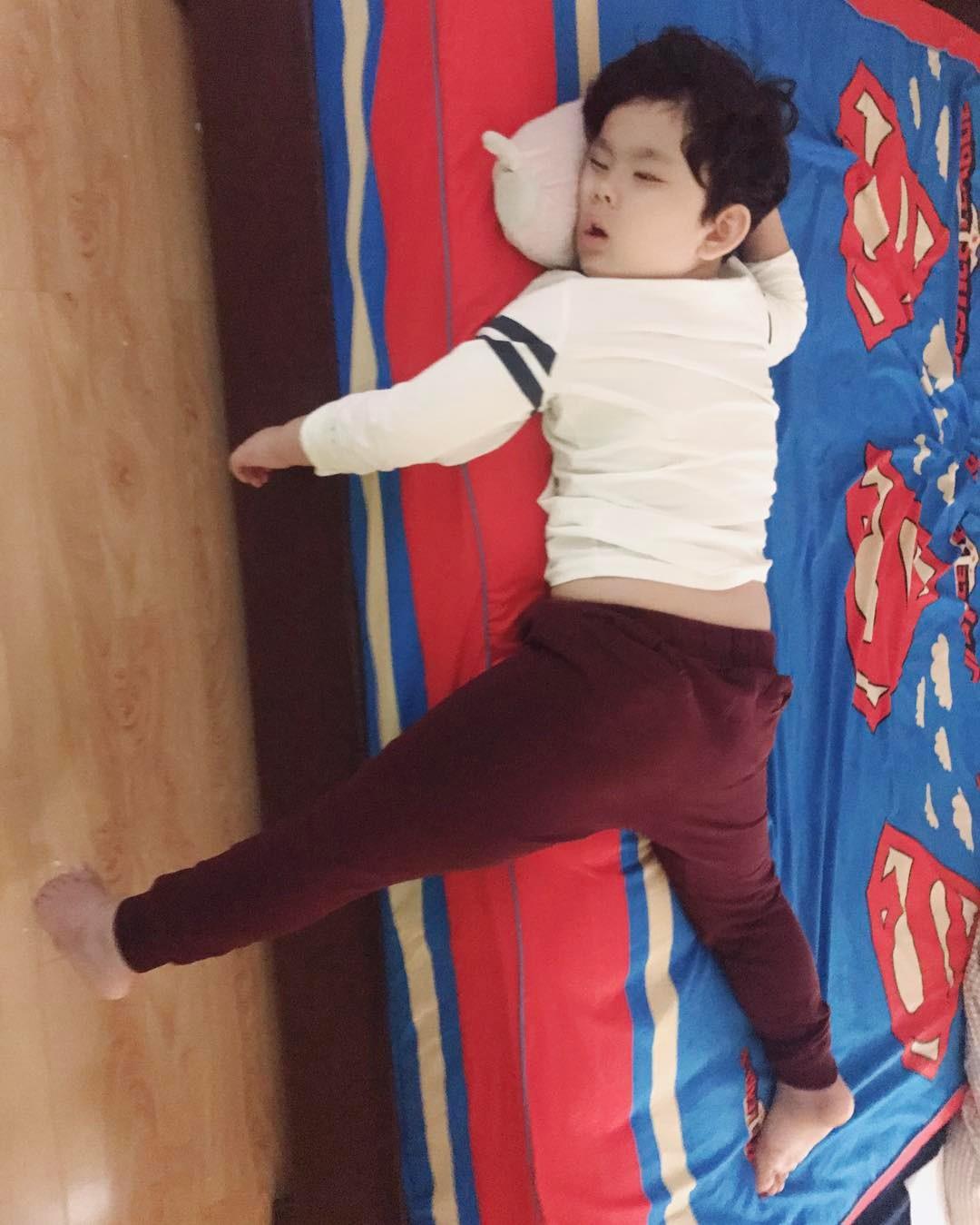 Tin sao Việt 11/11: Cuối tuần đăng ảnh giường chiếu, Lê Thúy tiết lộ điều muốn làm với chồng-4