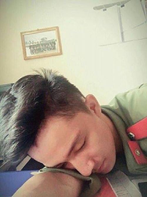 Tan chảy trước chàng công an điển trai có vẻ ngoài cực lạnh lùng-3