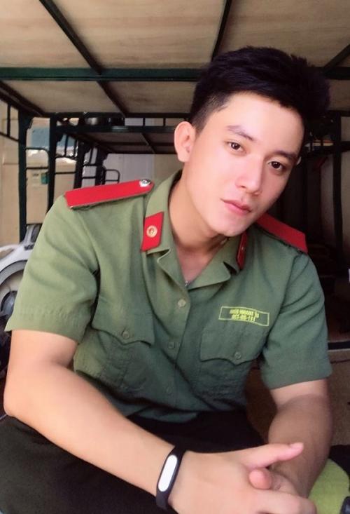 Tan chảy trước chàng công an điển trai có vẻ ngoài cực lạnh lùng-1