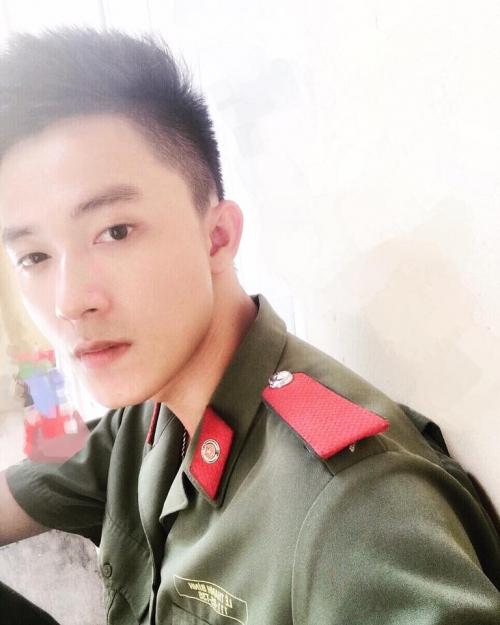 Tan chảy trước chàng công an điển trai có vẻ ngoài cực lạnh lùng-6