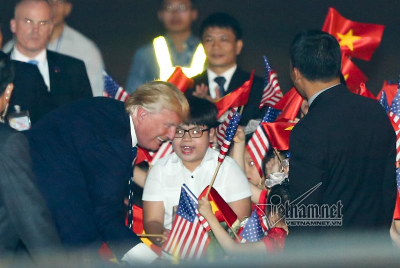 Cậu bé 11 tuổi bất ngờ được Tổng thống Donald Trump tặng hoa-1