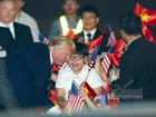 Cậu bé 11 tuổi bất ngờ được Tổng thống Donald Trump tặng hoa