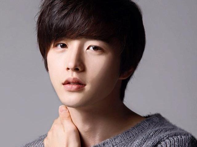 Không yêu đương gì cả, thời thanh xuân cuồng nhiệt của tôi đã dành trọn cho các oppa này đây!-11