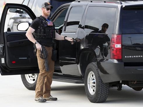 Đặc vụ Mỹ tay xách nách mang trên phố Hà Nội-12