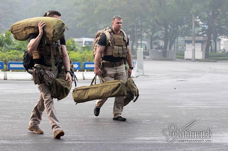 Đặc vụ Mỹ tay xách nách mang trên phố Hà Nội-1