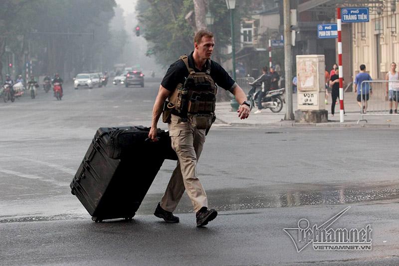 Đặc vụ Mỹ tay xách nách mang trên phố Hà Nội-3