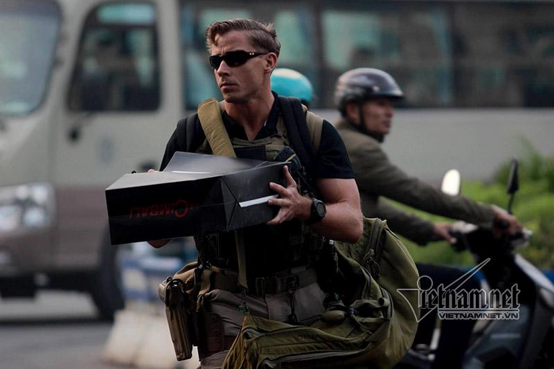 Đặc vụ Mỹ tay xách nách mang trên phố Hà Nội-2