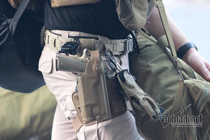 Đặc vụ Mỹ tay xách nách mang trên phố Hà Nội-4