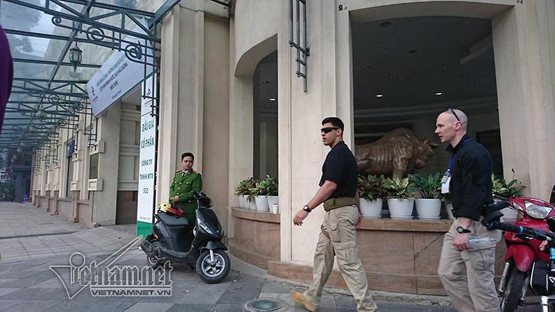 Đặc vụ Mỹ tay xách nách mang trên phố Hà Nội-9