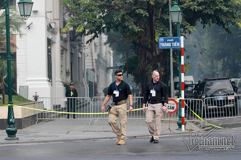 Đặc vụ Mỹ tay xách nách mang trên phố Hà Nội-10