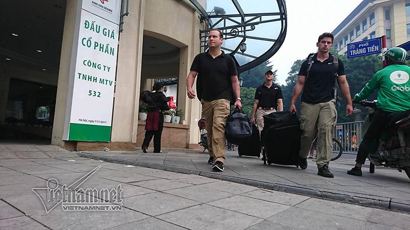 Đặc vụ Mỹ tay xách nách mang trên phố Hà Nội-11