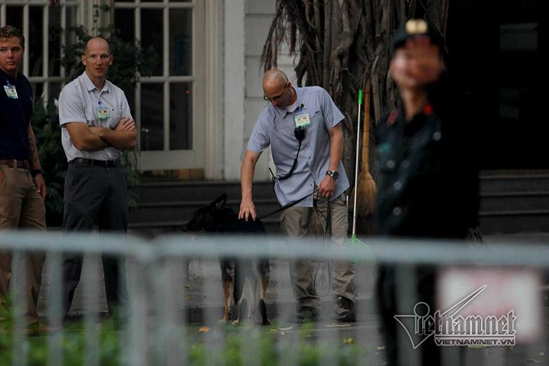 Đặc vụ Mỹ tay xách nách mang trên phố Hà Nội-5