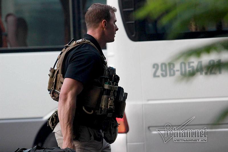 Đặc vụ Mỹ tay xách nách mang trên phố Hà Nội-6