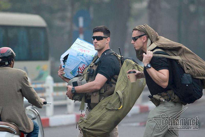 Đặc vụ Mỹ tay xách nách mang trên phố Hà Nội-7