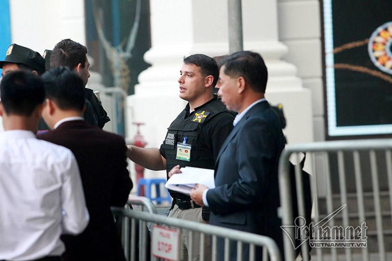 Đặc vụ Mỹ tay xách nách mang trên phố Hà Nội-8