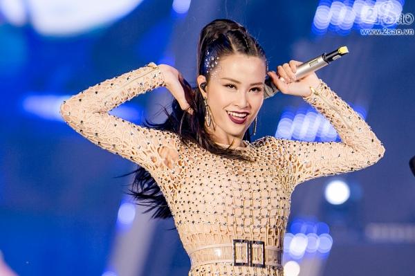 Đông Nhi gặp sự cố trang phục, Mỹ Tâm xào rau với phiên bản mới-7