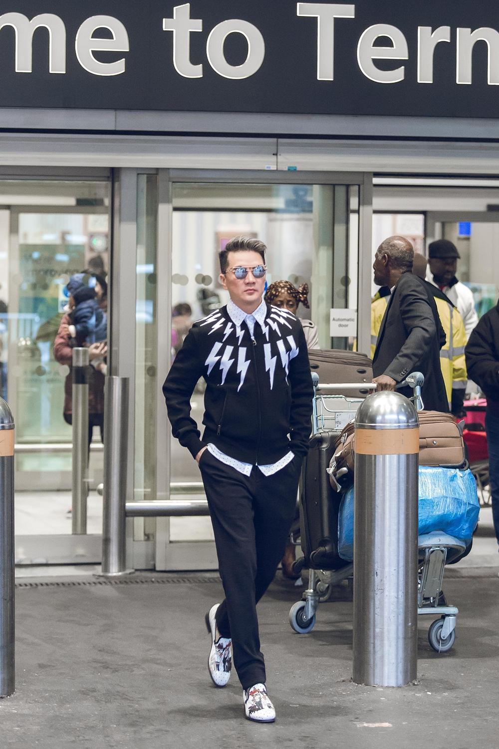 Đàm Vĩnh Hưng mang 80kg trang phục, phụ kiện tới tham dự MTV Châu Âu 2017-2