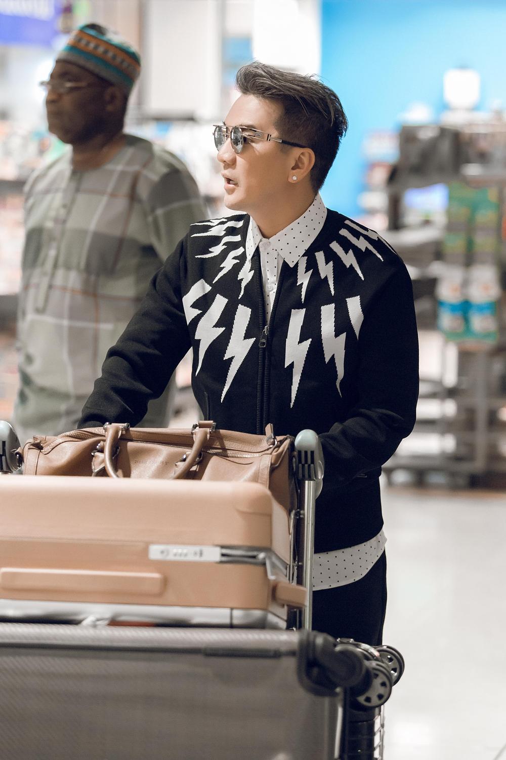 Đàm Vĩnh Hưng mang 80kg trang phục, phụ kiện tới tham dự MTV Châu Âu 2017-1