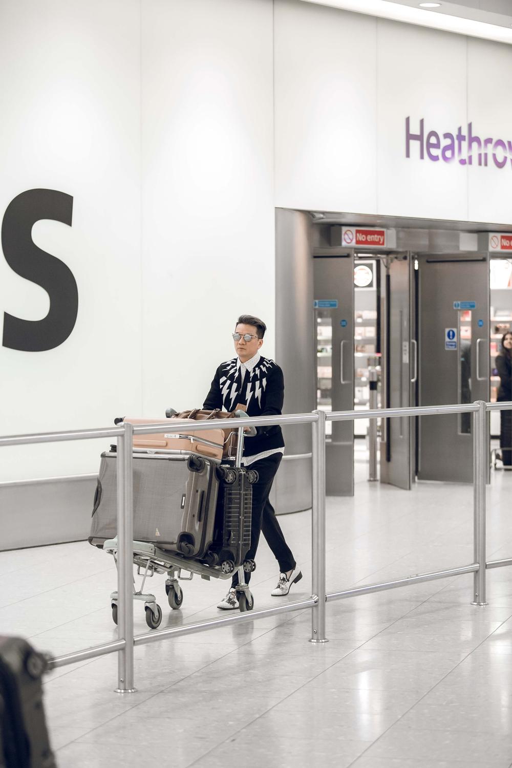 Đàm Vĩnh Hưng mang 80kg trang phục, phụ kiện tới tham dự MTV Châu Âu 2017-3