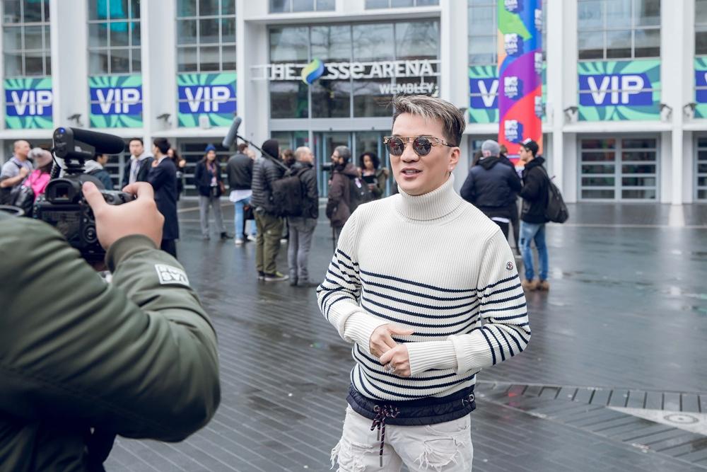 Đàm Vĩnh Hưng mang 80kg trang phục, phụ kiện tới tham dự MTV Châu Âu 2017-6