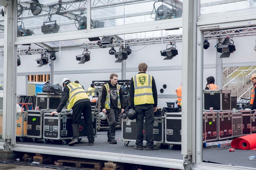 Đàm Vĩnh Hưng mang 80kg trang phục, phụ kiện tới tham dự MTV Châu Âu 2017-7