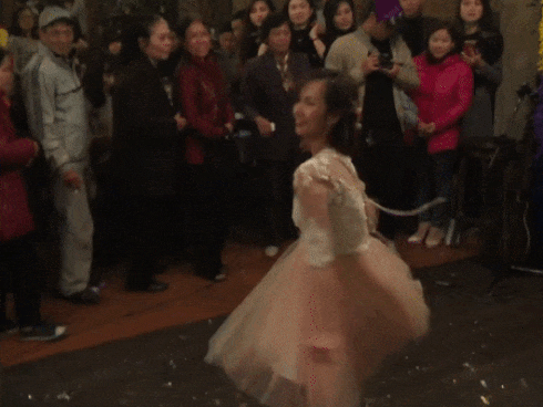 Cô dâu đi chân đất cùng hội chị em bạn dì quẩy cực sung trong đám cưới-1