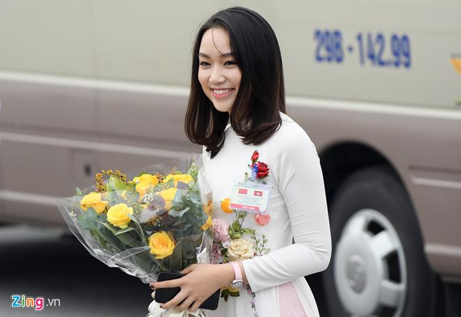 Cô gái tặng hoa cho ông Tập Cận Bình là ai?-2