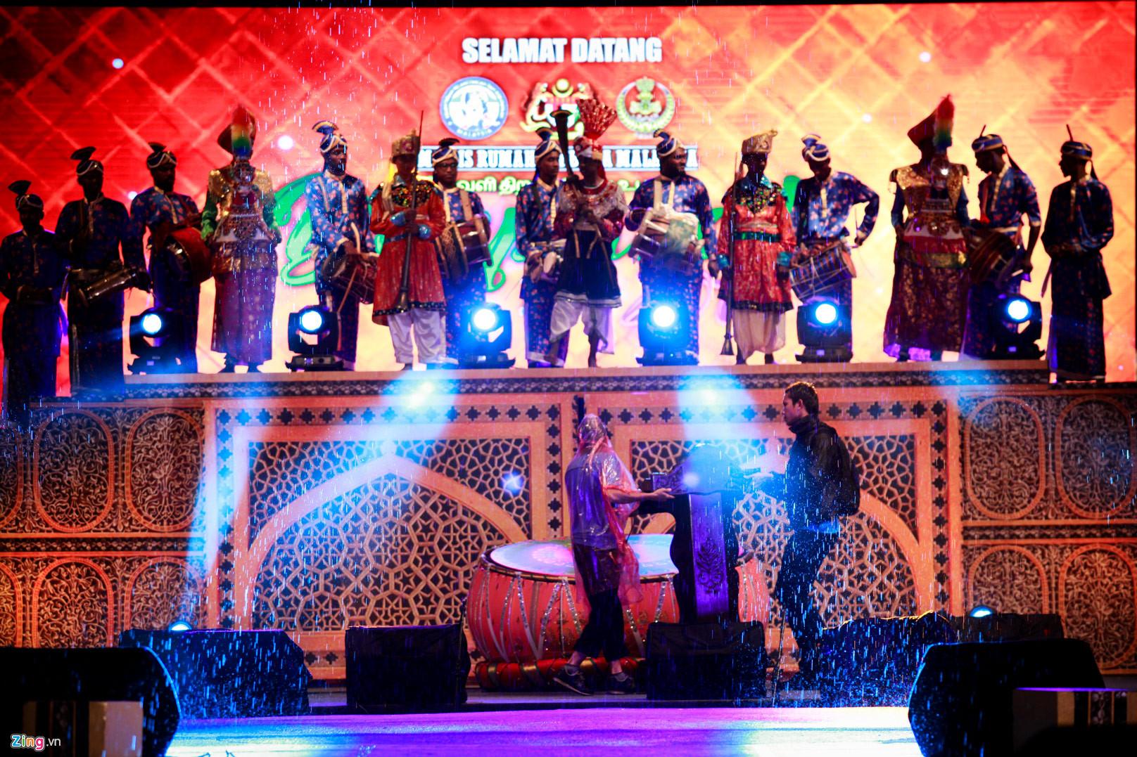 Người Malaysia dầm mưa đón lễ hội ánh sáng lớn nhất năm-1