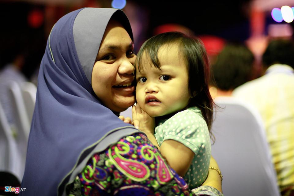 Người Malaysia dầm mưa đón lễ hội ánh sáng lớn nhất năm-2