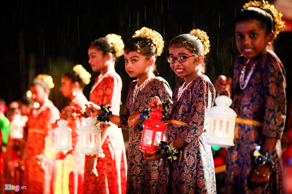 Người Malaysia dầm mưa đón lễ hội ánh sáng lớn nhất năm-3