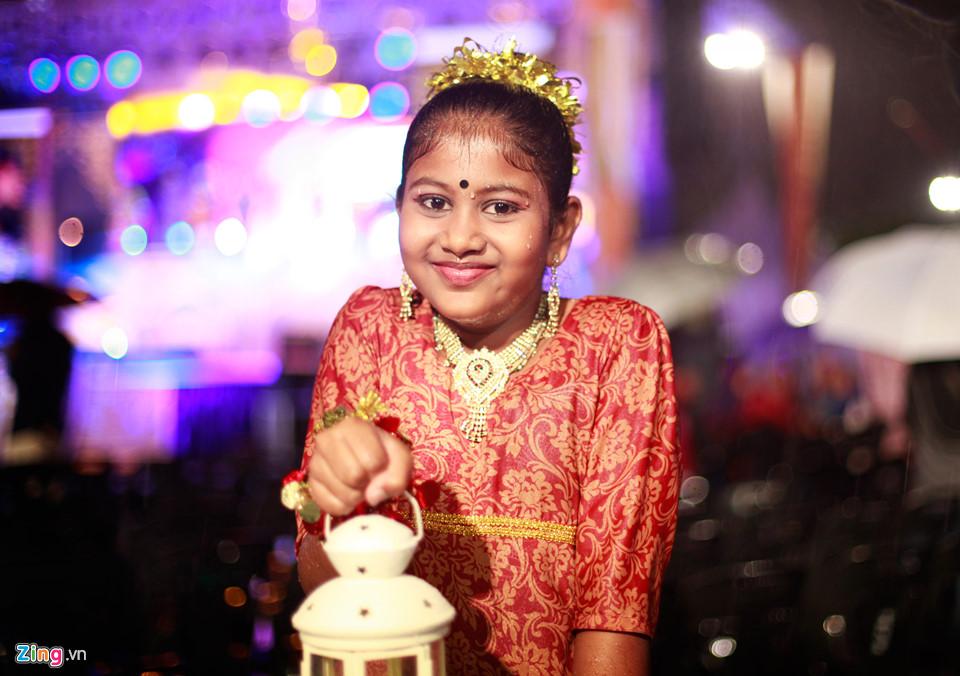 Người Malaysia dầm mưa đón lễ hội ánh sáng lớn nhất năm-4