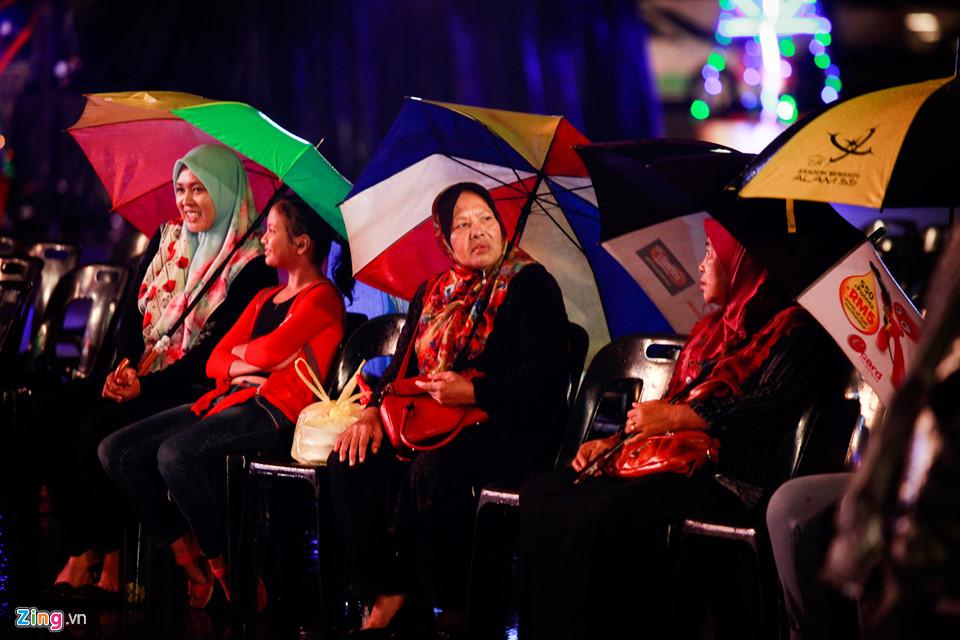 Người Malaysia dầm mưa đón lễ hội ánh sáng lớn nhất năm-5