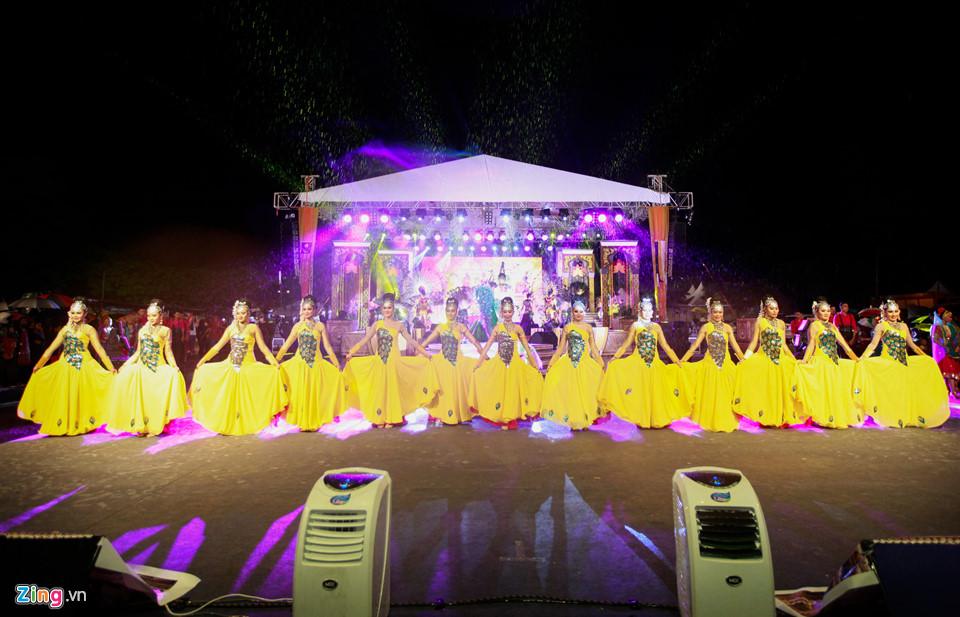 Người Malaysia dầm mưa đón lễ hội ánh sáng lớn nhất năm-6