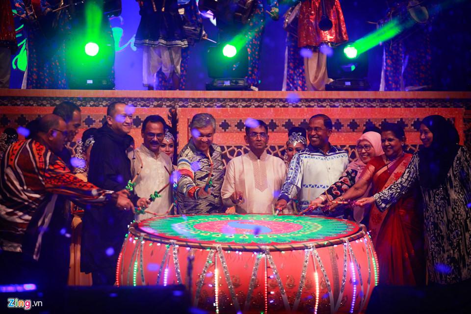 Người Malaysia dầm mưa đón lễ hội ánh sáng lớn nhất năm-7